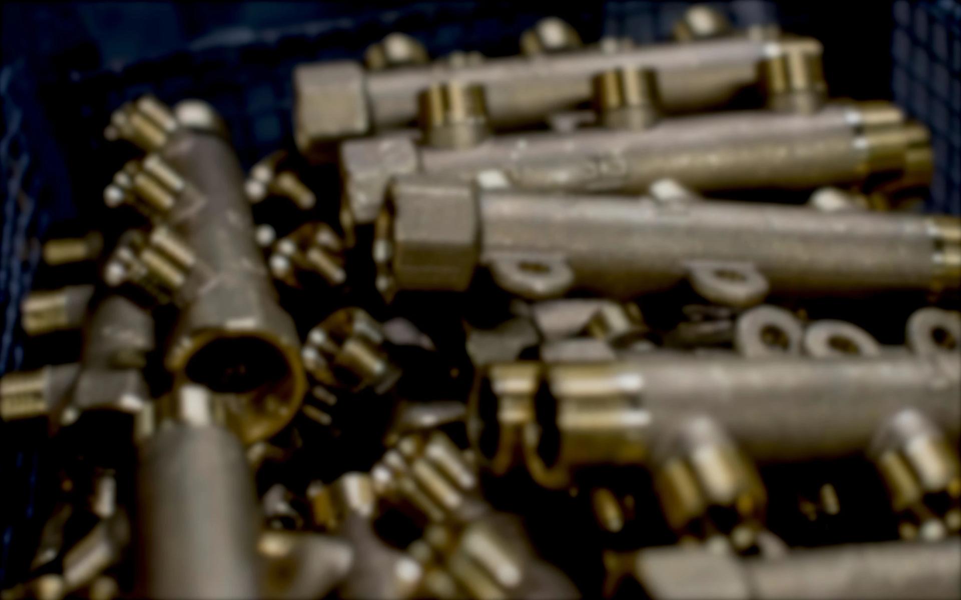 Laatikollinen messingistä valmistettuja jakotukkeja