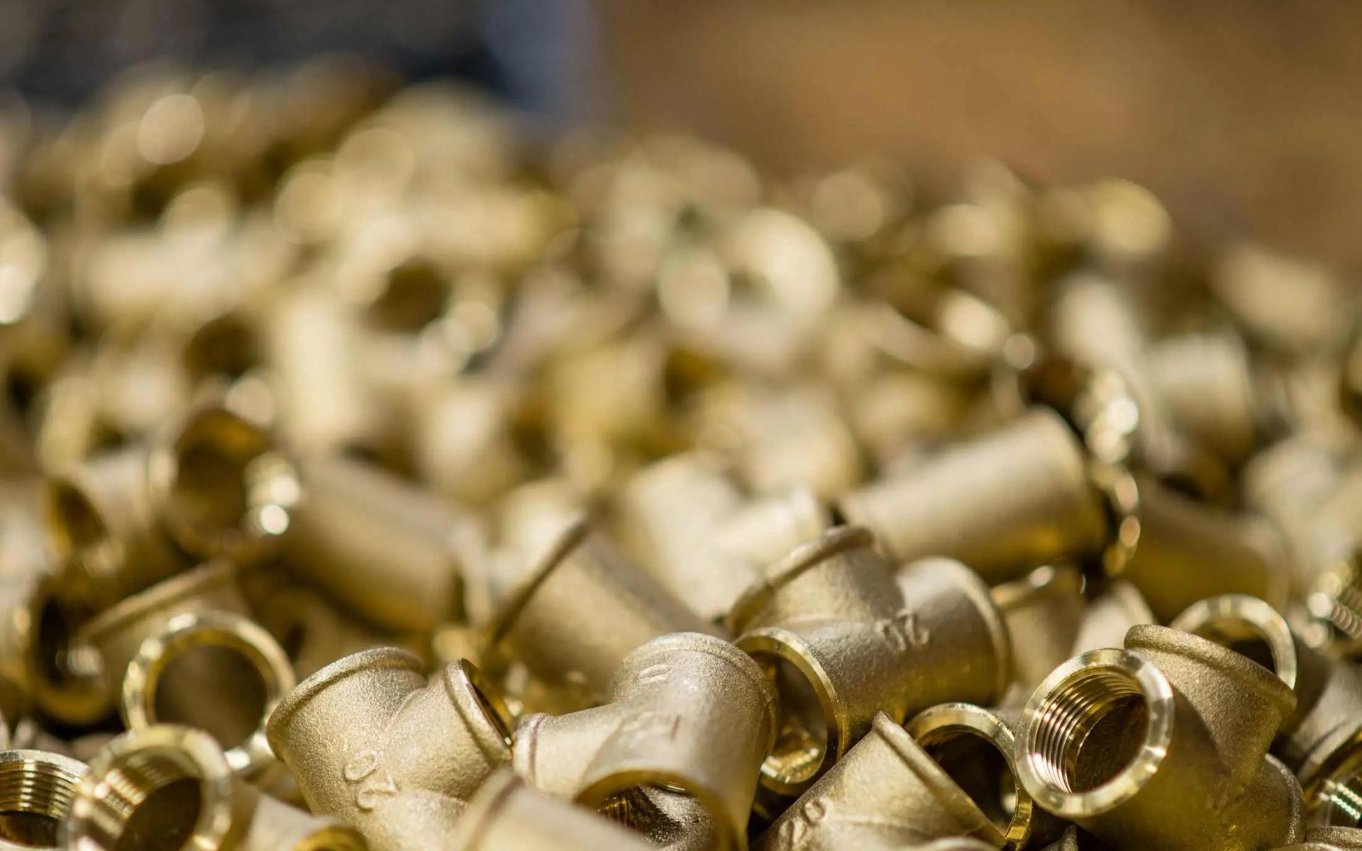 Kasa messingisiä kierreliittimiä