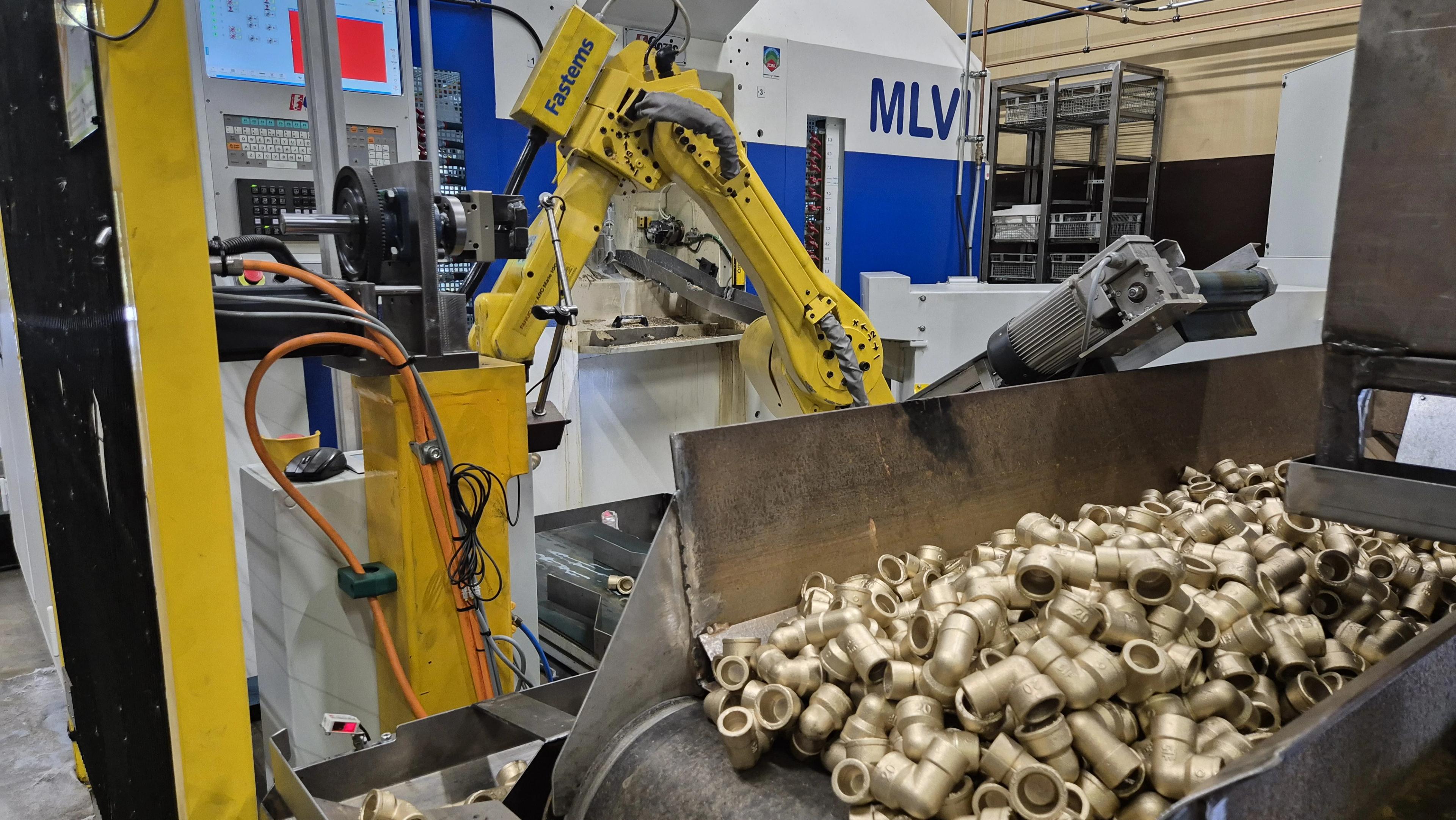 Robottivarren käyttämä koneistusprosessi ja valmiita messinkiosia