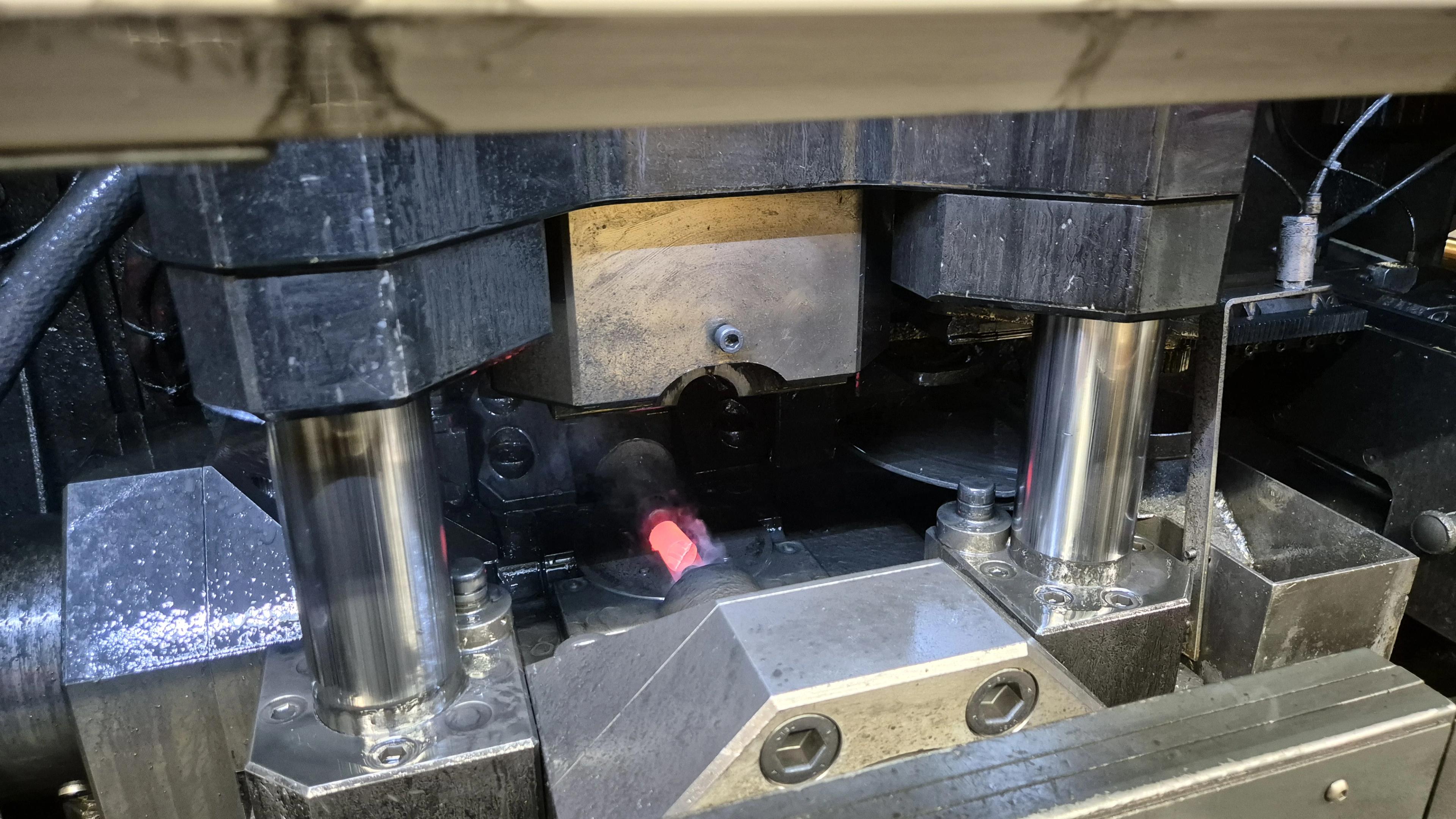 Kuumapuristusprosessi metalliosalle